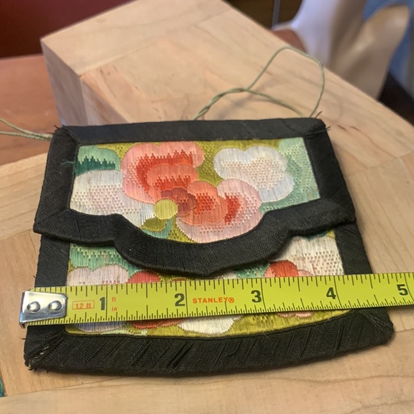 ANTIQUE CHINESE SILK AND SILK THREAD EMBROIDERY PURSE - Picture 10 of 12